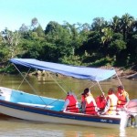 B  come Barcambulanza

Lungo il Rianila, il fiume che bagna Anivorano, ci sono numerosi villaggi raggiungibili solo via acqua. Le suore vi si recano periodicamente per attività di catechesi e di cure, affrontando ore di navigazione. La loro barca, piccola e non adatta al trasporto di ammalati, è stata distrutta da una tempesta durante la stagione delle piogge. La nostra associazione, grazie al generoso contributo di alcuni Benefattori, ha donato alle suore una nuova barca, più grande e dotata di un motore più potente. Progettata e costruita ad hoc in un cantiere malgascio, prevede lo spazio per caricare due barelle, oltre a una borsa medica con tutto il necessario per interventi in loco. Un aiuto prezioso per le popolazioni del fiume e per chi se ne  prende cura. 

Benefica.