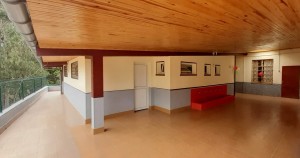 e l'ampia tettoia